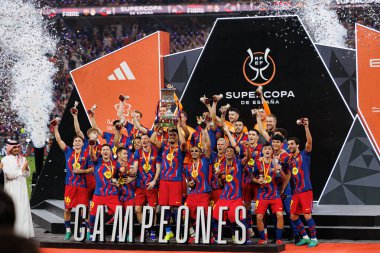 FC Barcelona takımı İspanya Süper Kupa Finali 'nde FC Barcelona ve Real Madrid (Maciej Rogowski / Ball Raw Images) takımları arasında kupa ile kutlama yaparken görüldü.)