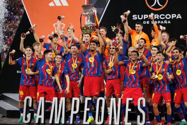 FC Barcelona takımı İspanya Süper Kupa Finali 'nde FC Barcelona ve Real Madrid (Maciej Rogowski / Ball Raw Images) takımları arasında kupa ile kutlama yaparken görüldü.)
