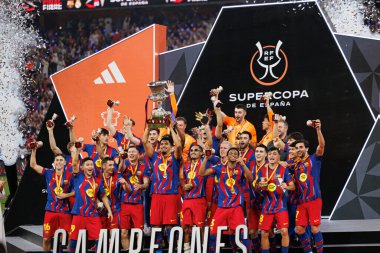 FC Barcelona takımı İspanya Süper Kupa Finali 'nde FC Barcelona ve Real Madrid (Maciej Rogowski / Ball Raw Images) takımları arasında kupa ile kutlama yaparken görüldü.)