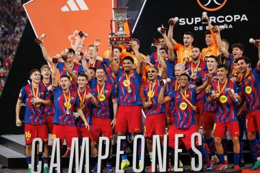 FC Barcelona takımı İspanya Süper Kupa Finali 'nde FC Barcelona ve Real Madrid (Maciej Rogowski / Ball Raw Images) takımları arasında kupa ile kutlama yaparken görüldü.)