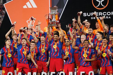 FC Barcelona takımı İspanya Süper Kupa Finali 'nde FC Barcelona ve Real Madrid (Maciej Rogowski / Ball Raw Images) takımları arasında kupa ile kutlama yaparken görüldü.)