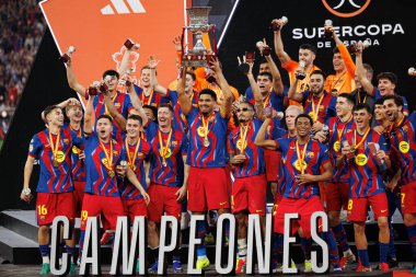 FC Barcelona takımı İspanya Süper Kupa Finali 'nde FC Barcelona ve Real Madrid (Maciej Rogowski / Ball Raw Images) takımları arasında kupa ile kutlama yaparken görüldü.)