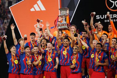 FC Barcelona takımı İspanya Süper Kupa Finali 'nde FC Barcelona ve Real Madrid (Maciej Rogowski / Ball Raw Images) takımları arasında kupa ile kutlama yaparken görüldü.)