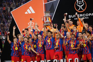 FC Barcelona takımı İspanya Süper Kupa Finali 'nde FC Barcelona ve Real Madrid (Maciej Rogowski / Ball Raw Images) takımları arasında kupa ile kutlama yaparken görüldü.)
