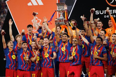 FC Barcelona takımı İspanya Süper Kupa Finali 'nde FC Barcelona ve Real Madrid (Maciej Rogowski / Ball Raw Images) takımları arasında kupa ile kutlama yaparken görüldü.)