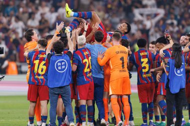 FC Barcelona 'nın oyuncuları Ronald Araujo ile FC Barcelona ve Real Madrid (Maciej Rogowski / Ball Raw Images) takımları arasında oynanan İspanya Süper Kupa Finali' nde kutlama yaparken görüldü.)