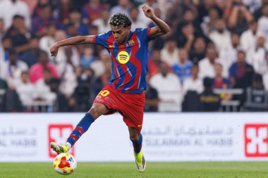 Lamine Yamal, FC Barcelona ve Real Madrid (Maciej Rogowski / Ball Raw Images) takımları arasında oynanan İspanya Süper Kupa Finali sırasında görüldü.)