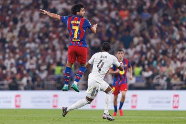 Ferran Torres ve David Alaba, FC Barcelona ve Real Madrid (Maciej Rogowski / Ball Raw Images) takımları arasında oynanan İspanya Süper Kupa Finali sırasında görüldü.)