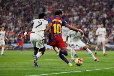 Vinicius Vini Junior ve Lamine Yamal İspanya Süper Kupa Finali sırasında FC Barcelona ve Real Madrid (Maciej Rogowski / Ball Raw Images)