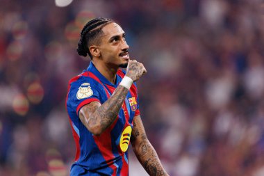 Raphinha, FC Barcelona ve Real Madrid (Maciej Rogowski / Ball Raw Images) takımları arasında oynanan İspanya Süper Kupa Finali maçında gol attıktan sonra kutlama yaparken görülüyor.)