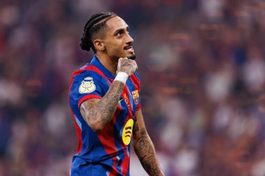 Raphinha, FC Barcelona ve Real Madrid (Maciej Rogowski / Ball Raw Images) takımları arasında oynanan İspanya Süper Kupa Finali maçında gol attıktan sonra kutlama yaparken görülüyor.)