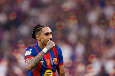 Raphinha, FC Barcelona ve Real Madrid (Maciej Rogowski / Ball Raw Images) takımları arasında oynanan İspanya Süper Kupa Finali maçında gol attıktan sonra kutlama yaparken görülüyor.)