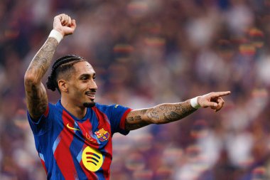 Raphinha, FC Barcelona ve Real Madrid (Maciej Rogowski / Ball Raw Images) takımları arasında oynanan İspanya Süper Kupa Finali maçında gol attıktan sonra kutlama yaparken görülüyor.)
