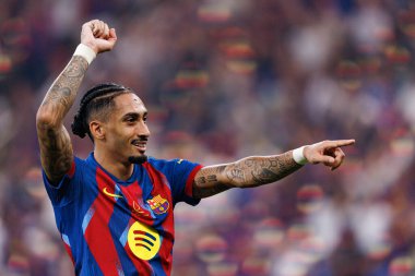Raphinha, FC Barcelona ve Real Madrid (Maciej Rogowski / Ball Raw Images) takımları arasında oynanan İspanya Süper Kupa Finali maçında gol attıktan sonra kutlama yaparken görülüyor.)