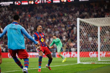 Raphinha, FC Barcelona ve Real Madrid (Maciej Rogowski / Ball Raw Images) takımları arasında oynanan İspanya Süper Kupa Finali maçında gol attıktan sonra kutlama yaparken görülüyor.)