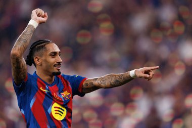 Raphinha, FC Barcelona ve Real Madrid (Maciej Rogowski / Ball Raw Images) takımları arasında oynanan İspanya Süper Kupa Finali maçında gol attıktan sonra kutlama yaparken görülüyor.)