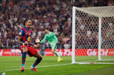 Raphinha, FC Barcelona ve Real Madrid (Maciej Rogowski / Ball Raw Images) takımları arasında oynanan İspanya Süper Kupa Finali maçında gol attıktan sonra kutlama yaparken görülüyor.)