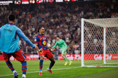 Raphinha, FC Barcelona ve Real Madrid (Maciej Rogowski / Ball Raw Images) takımları arasında oynanan İspanya Süper Kupa Finali maçında gol attıktan sonra kutlama yaparken görülüyor.)