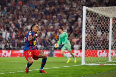 Raphinha, FC Barcelona ve Real Madrid (Maciej Rogowski / Ball Raw Images) takımları arasında oynanan İspanya Süper Kupa Finali maçında gol attıktan sonra kutlama yaparken görülüyor.)