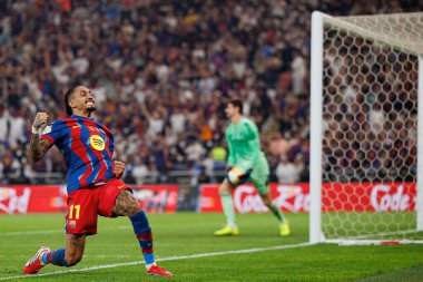 Raphinha, FC Barcelona ve Real Madrid (Maciej Rogowski / Ball Raw Images) takımları arasında oynanan İspanya Süper Kupa Finali maçında gol attıktan sonra kutlama yaparken görülüyor.)