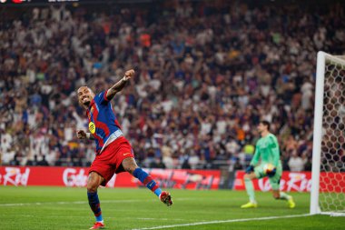 Raphinha, FC Barcelona ve Real Madrid (Maciej Rogowski / Ball Raw Images) takımları arasında oynanan İspanya Süper Kupa Finali maçında gol attıktan sonra kutlama yaparken görülüyor.)