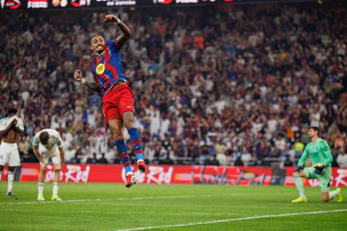 Raphinha, FC Barcelona ve Real Madrid (Maciej Rogowski / Ball Raw Images) takımları arasında oynanan İspanya Süper Kupa Finali maçında gol attıktan sonra kutlama yaparken görülüyor.)