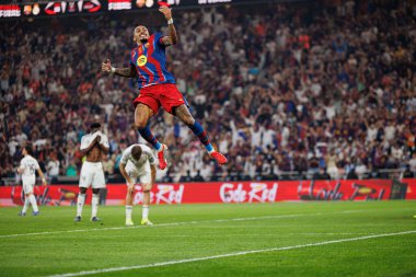 Raphinha, FC Barcelona ve Real Madrid (Maciej Rogowski / Ball Raw Images) takımları arasında oynanan İspanya Süper Kupa Finali maçında gol attıktan sonra kutlama yaparken görülüyor.)