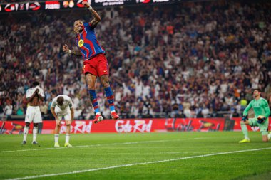 Raphinha, FC Barcelona ve Real Madrid (Maciej Rogowski / Ball Raw Images) takımları arasında oynanan İspanya Süper Kupa Finali maçında gol attıktan sonra kutlama yaparken görülüyor.)