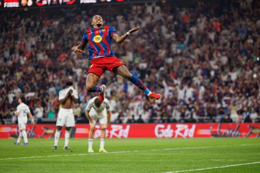 Raphinha, FC Barcelona ve Real Madrid (Maciej Rogowski / Ball Raw Images) takımları arasında oynanan İspanya Süper Kupa Finali maçında gol attıktan sonra kutlama yaparken görülüyor.)