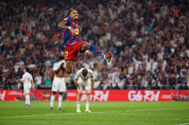 Raphinha, FC Barcelona ve Real Madrid (Maciej Rogowski / Ball Raw Images) takımları arasında oynanan İspanya Süper Kupa Finali maçında gol attıktan sonra kutlama yaparken görülüyor.)