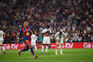 Raphinha, FC Barcelona ve Real Madrid (Maciej Rogowski / Ball Raw Images) takımları arasında oynanan İspanya Süper Kupa Finali maçında gol attıktan sonra kutlama yaparken görülüyor.)