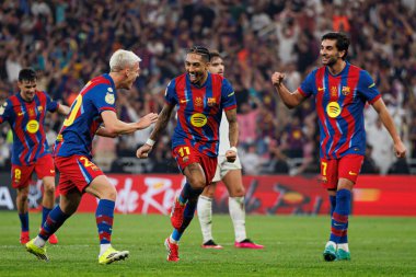 Dani Olmo, Raphinha ve Ferran Torres FC Barcelona ve Real Madrid (Maciej Rogowski / Ball Raw Images) takımları arasında oynanan İspanya Süper Kupa Finali maçında gol attıktan sonra kutlama yaparken görüldü.)