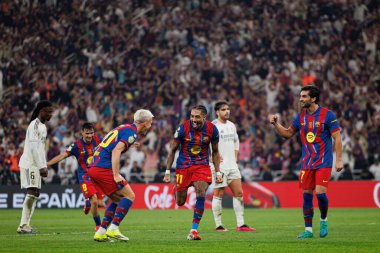 Dani Olmo, Raphinha ve Ferran Torres FC Barcelona ve Real Madrid (Maciej Rogowski / Ball Raw Images) takımları arasında oynanan İspanya Süper Kupa Finali maçında gol attıktan sonra kutlama yaparken görüldü.)