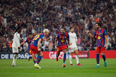 Dani Olmo, Raphinha ve Ferran Torres FC Barcelona ve Real Madrid (Maciej Rogowski / Ball Raw Images) takımları arasında oynanan İspanya Süper Kupa Finali maçında gol attıktan sonra kutlama yaparken görüldü.)