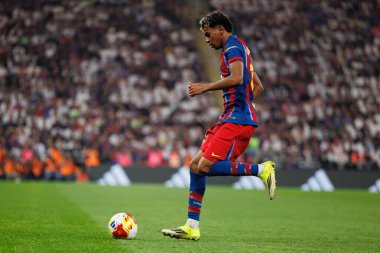 Lamine Yamal, FC Barcelona ve Real Madrid (Maciej Rogowski / Ball Raw Images) takımları arasında oynanan İspanya Süper Kupa Finali sırasında görüldü.)
