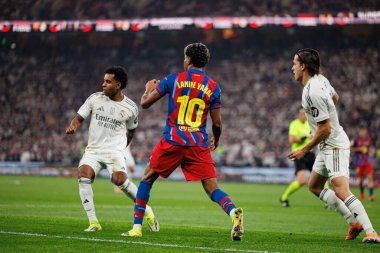 Rodrygo Goes, Lamine Yamal ve Alvaro Carreras FC Barcelona ve Real Madrid (Maciej Rogowski / Ball Raw Images)