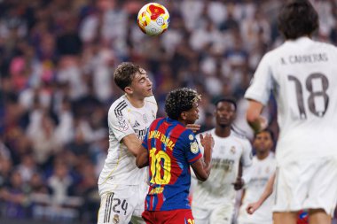 Dean Huijsen ve Lamine Yamal İspanya Süper Kupası Finali sırasında FC Barcelona ve Real Madrid (Maciej Rogowski / Ball Raw Images)