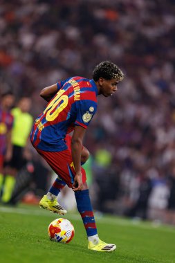 Lamine Yamal, FC Barcelona ve Real Madrid (Maciej Rogowski / Ball Raw Images) takımları arasında oynanan İspanya Süper Kupa Finali sırasında görüldü.)