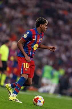 Lamine Yamal, FC Barcelona ve Real Madrid (Maciej Rogowski / Ball Raw Images) takımları arasında oynanan İspanya Süper Kupa Finali sırasında görüldü.)