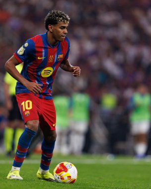 Lamine Yamal, FC Barcelona ve Real Madrid (Maciej Rogowski / Ball Raw Images) takımları arasında oynanan İspanya Süper Kupa Finali sırasında görüldü.)