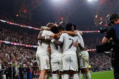 Real Madrid 'in oyuncuları, FC Barcelona ve Real Madrid (Maciej Rogowski / Ball Raw Images) takımları arasında oynanan İspanya Süper Kupası final maçında Gonzalo Garcia' dan gol üstüne gol atarken görüldü.)