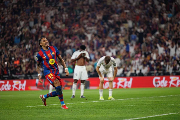 Raphinha, FC Barcelona ve Real Madrid (Maciej Rogowski / Ball Raw Images) takımları arasında oynanan İspanya Süper Kupa Finali maçında gol attıktan sonra kutlama yaparken görülüyor.)