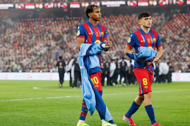 Lamine Yamal ve Pedri, FC Barcelona ve Real Madrid (Maciej Rogowski / Ball Raw Images) takımları arasında oynanan İspanya Süper Kupa Finali sırasında görüldü.)