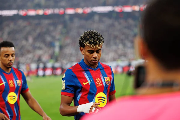 Lamine Yamal, FC Barcelona ve Real Madrid (Maciej Rogowski / Ball Raw Images) takımları arasında oynanan İspanya Süper Kupa Finali sırasında görüldü.)