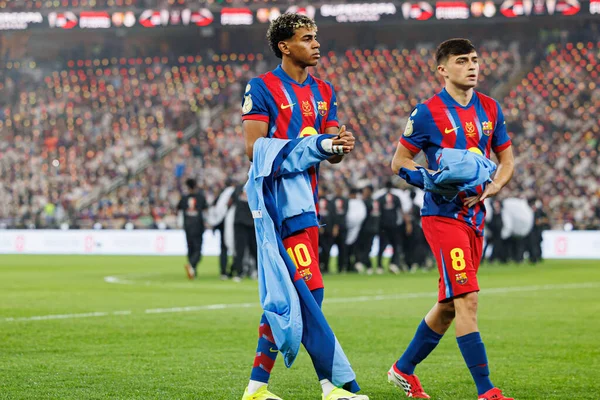 Lamine Yamal ve Pedri, FC Barcelona ve Real Madrid (Maciej Rogowski / Ball Raw Images) takımları arasında oynanan İspanya Süper Kupa Finali sırasında görüldü.)