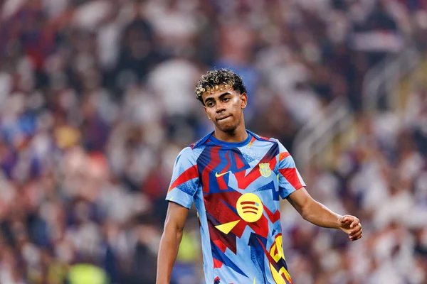 Lamine Yamal, FC Barcelona ve Real Madrid (Maciej Rogowski / Ball Raw Images) takımları arasında oynanan İspanya Süper Kupa Finali sırasında görüldü.)