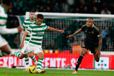 Hidemasa Morita ve Cassiano, Liga Portekiz maçı sırasında Estadio Jose Alvalade 'deki Casa Pia AC (Maciej Rogowski / Ball Raw Images) takımları arasında görüldü.)