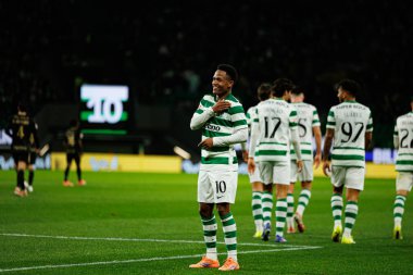 Cin Catamo, Liga Portekiz maçında attığı gol sonrasında Estadio Jose Alvalade 'deki Casa Pia AC (Maciej Rogowski / Ball Raw Images) takımları arasında kutlama yaparken görüldü.)