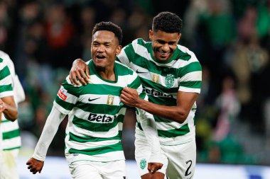 Geny Catamo ve Matheus Reis, Liga Portekiz maçında Estadio Jose Alvalade 'deki Casa Pia AC (Maciej Rogowski / Ball Raw Images) takımları arasında gol üstüne gol atarken görüldü.)