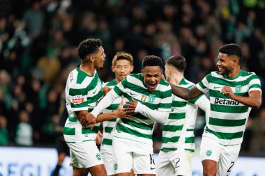 Luis Guilherme ve Geny Catamo, Liga Portekiz maçında Estadio Jose Alvalade 'deki Casa Pia AC (Maciej Rogowski / Ball Raw Images) takımları arasında gol üstüne gol atarken görüldü.)